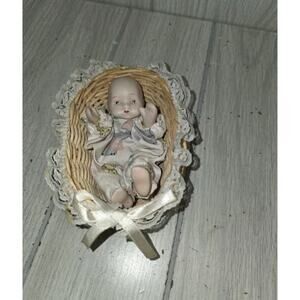 VTG Porcelain Sleeping Baby Doll Nestled Wicker Basket Lace Trim Artmark Mini 5"
